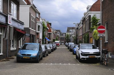 904386 Gezicht in de Ooftstraat te Utrecht, uit het westen, vanaf de kruising met de Poortstraat.